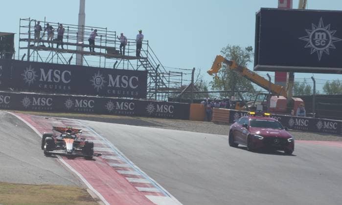 FORMULA 1 MSC CRUISES UNITED STATES GRAND PRIX 2025 18 10 2025, Circuit of The Americas, Austin, FORMULA 1 MSC CRUISES UNITED STATES GRAND PRIX 2025 , pictured race start , Max Verstappen NLD , Oracle Red Bull Racing takes the lead, Lando Norris GBR , McLaren F1 Team, Oscar Piastri AUS , Fernando Alonso ESP , Aston Martin Aramco Cognizant Formula One Team and Nico Hülkenberg DEU , Stake F1 Team Kick Sauber crash Lando Norris GBR , McLaren F1 Team has to park its car, which is later recovered by the track marshals nordphotoxGmbHx xBratic nph00250