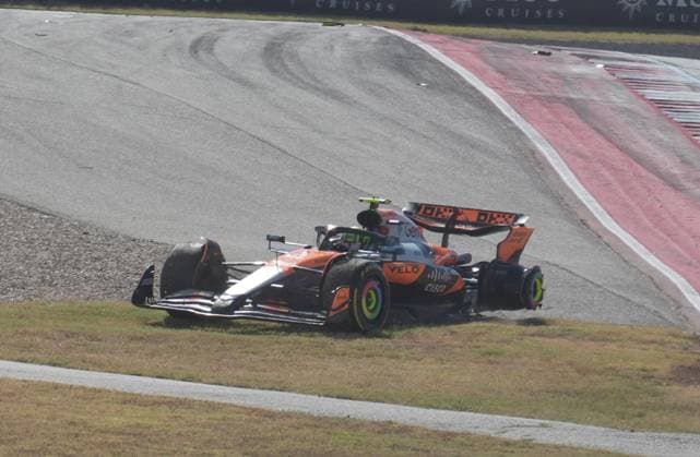 FORMULA 1 MSC CRUISES UNITED STATES GRAND PRIX 2025 18 10 2025, Circuit of The Americas, Austin, FORMULA 1 MSC CRUISES UNITED STATES GRAND PRIX 2025 , pictured race start , Max Verstappen NLD , Oracle Red Bull Racing takes the lead, Lando Norris GBR , McLaren F1 Team, Oscar Piastri AUS , Fernando Alonso ESP , Aston Martin Aramco Cognizant Formula One Team and Nico Hülkenberg DEU , Stake F1 Team Kick Sauber crash Lando Norris GBR , McLaren F1 Team has to park its car, which is later recovered by the track marshals nordphotoxGmbHx xBratic nph00250