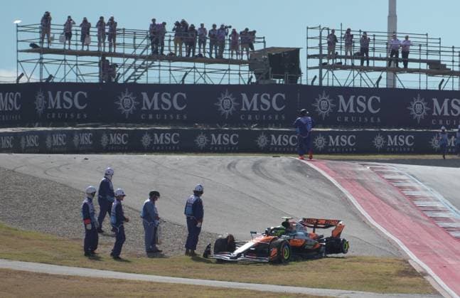 FORMULA 1 MSC CRUISES UNITED STATES GRAND PRIX 2025 18 10 2025, Circuit of The Americas, Austin, FORMULA 1 MSC CRUISES UNITED STATES GRAND PRIX 2025 , pictured race start , Max Verstappen NLD , Oracle Red Bull Racing takes the lead, Lando Norris GBR , McLaren F1 Team, Oscar Piastri AUS , Fernando Alonso ESP , Aston Martin Aramco Cognizant Formula One Team and Nico Hülkenberg DEU , Stake F1 Team Kick Sauber crash Lando Norris GBR , McLaren F1 Team has to park its car, which is later recovered by the track marshals nordphotoxGmbHx xBratic nph00250