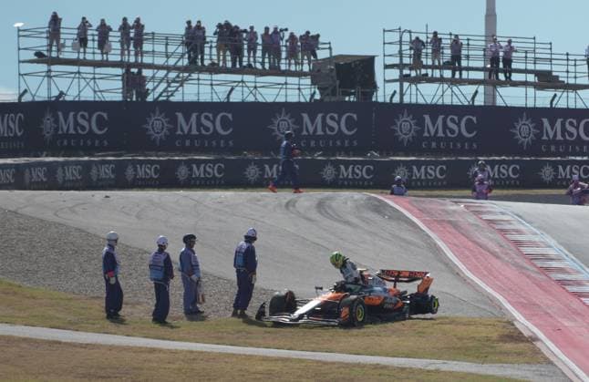 FORMULA 1 MSC CRUISES UNITED STATES GRAND PRIX 2025 18 10 2025, Circuit of The Americas, Austin, FORMULA 1 MSC CRUISES UNITED STATES GRAND PRIX 2025 , pictured race start , Max Verstappen NLD , Oracle Red Bull Racing takes the lead, Lando Norris GBR , McLaren F1 Team, Oscar Piastri AUS , Fernando Alonso ESP , Aston Martin Aramco Cognizant Formula One Team and Nico Hülkenberg DEU , Stake F1 Team Kick Sauber crash Lando Norris GBR , McLaren F1 Team has to park its car, which is later recovered by the track marshals nordphotoxGmbHx xBratic nph00250