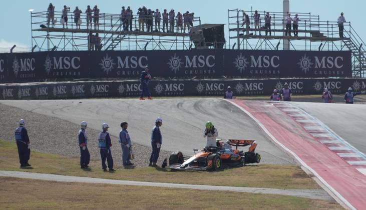FORMULA 1 MSC CRUISES UNITED STATES GRAND PRIX 2025 18 10 2025, Circuit of The Americas, Austin, FORMULA 1 MSC CRUISES UNITED STATES GRAND PRIX 2025 , pictured race start , Max Verstappen NLD , Oracle Red Bull Racing takes the lead, Lando Norris GBR , McLaren F1 Team, Oscar Piastri AUS , Fernando Alonso ESP , Aston Martin Aramco Cognizant Formula One Team and Nico Hülkenberg DEU , Stake F1 Team Kick Sauber crash Lando Norris GBR , McLaren F1 Team has to park its car, which is later recovered by the track marshals nordphotoxGmbHx xBratic nph00250