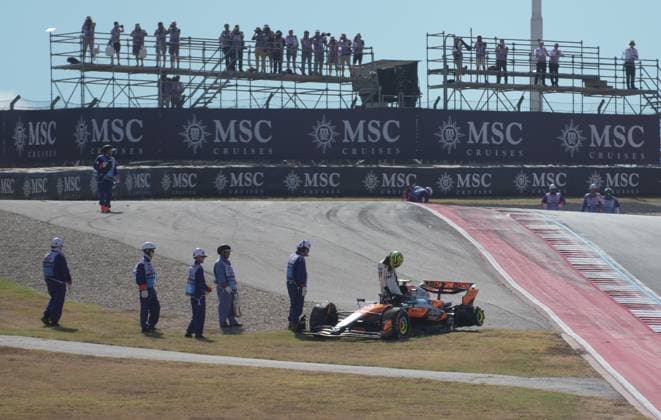 FORMULA 1 MSC CRUISES UNITED STATES GRAND PRIX 2025 18 10 2025, Circuit of The Americas, Austin, FORMULA 1 MSC CRUISES UNITED STATES GRAND PRIX 2025 , pictured race start , Max Verstappen NLD , Oracle Red Bull Racing takes the lead, Lando Norris GBR , McLaren F1 Team, Oscar Piastri AUS , Fernando Alonso ESP , Aston Martin Aramco Cognizant Formula One Team and Nico Hülkenberg DEU , Stake F1 Team Kick Sauber crash Lando Norris GBR , McLaren F1 Team has to park its car, which is later recovered by the track marshals nordphotoxGmbHx xBratic nph00250