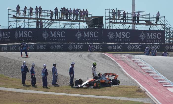 FORMULA 1 MSC CRUISES UNITED STATES GRAND PRIX 2025 18 10 2025, Circuit of The Americas, Austin, FORMULA 1 MSC CRUISES UNITED STATES GRAND PRIX 2025 , pictured race start , Max Verstappen NLD , Oracle Red Bull Racing takes the lead, Lando Norris GBR , McLaren F1 Team, Oscar Piastri AUS , Fernando Alonso ESP , Aston Martin Aramco Cognizant Formula One Team and Nico Hülkenberg DEU , Stake F1 Team Kick Sauber crash Lando Norris GBR , McLaren F1 Team has to park its car, which is later recovered by the track marshals nordphotoxGmbHx xBratic nph00250
