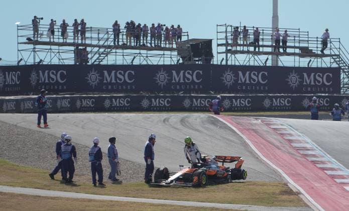 FORMULA 1 MSC CRUISES UNITED STATES GRAND PRIX 2025 18 10 2025, Circuit of The Americas, Austin, FORMULA 1 MSC CRUISES UNITED STATES GRAND PRIX 2025 , pictured race start , Max Verstappen NLD , Oracle Red Bull Racing takes the lead, Lando Norris GBR , McLaren F1 Team, Oscar Piastri AUS , Fernando Alonso ESP , Aston Martin Aramco Cognizant Formula One Team and Nico Hülkenberg DEU , Stake F1 Team Kick Sauber crash Lando Norris GBR , McLaren F1 Team has to park its car, which is later recovered by the track marshals nordphotoxGmbHx xBratic nph00250