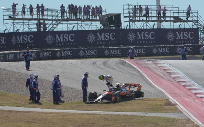 FORMULA 1 MSC CRUISES UNITED STATES GRAND PRIX 2025 18 10 2025, Circuit of The Americas, Austin, FORMULA 1 MSC CRUISES UNITED STATES GRAND PRIX 2025 , pictured race start , Max Verstappen NLD , Oracle Red Bull Racing takes the lead, Lando Norris GBR , McLaren F1 Team, Oscar Piastri AUS , Fernando Alonso ESP , Aston Martin Aramco Cognizant Formula One Team and Nico Hülkenberg DEU , Stake F1 Team Kick Sauber crash Lando Norris GBR , McLaren F1 Team has to park its car, which is later recovered by the track marshals nordphotoxGmbHx xBratic nph00250