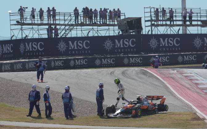 FORMULA 1 MSC CRUISES UNITED STATES GRAND PRIX 2025 18 10 2025, Circuit of The Americas, Austin, FORMULA 1 MSC CRUISES UNITED STATES GRAND PRIX 2025 , pictured race start , Max Verstappen NLD , Oracle Red Bull Racing takes the lead, Lando Norris GBR , McLaren F1 Team, Oscar Piastri AUS , Fernando Alonso ESP , Aston Martin Aramco Cognizant Formula One Team and Nico Hülkenberg DEU , Stake F1 Team Kick Sauber crash Lando Norris GBR , McLaren F1 Team has to park its car, which is later recovered by the track marshals nordphotoxGmbHx xBratic nph00250