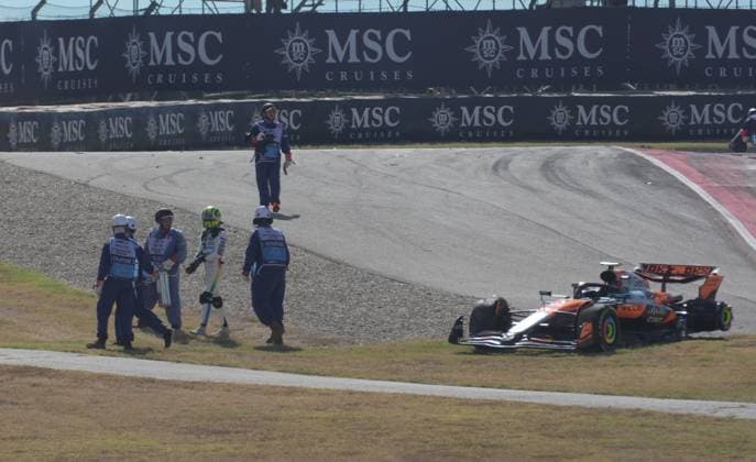 FORMULA 1 MSC CRUISES UNITED STATES GRAND PRIX 2025 18 10 2025, Circuit of The Americas, Austin, FORMULA 1 MSC CRUISES UNITED STATES GRAND PRIX 2025 , pictured race start , Max Verstappen NLD , Oracle Red Bull Racing takes the lead, Lando Norris GBR , McLaren F1 Team, Oscar Piastri AUS , Fernando Alonso ESP , Aston Martin Aramco Cognizant Formula One Team and Nico Hülkenberg DEU , Stake F1 Team Kick Sauber crash Lando Norris GBR , McLaren F1 Team has to park its car, which is later recovered by the track marshals nordphotoxGmbHx xBratic nph00250