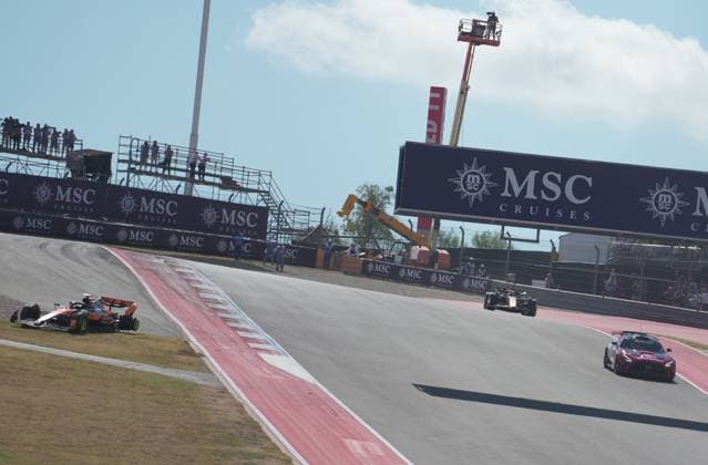FORMULA 1 MSC CRUISES UNITED STATES GRAND PRIX 2025 18 10 2025, Circuit of The Americas, Austin, FORMULA 1 MSC CRUISES UNITED STATES GRAND PRIX 2025 , pictured race start , Max Verstappen NLD , Oracle Red Bull Racing takes the lead, Lando Norris GBR , McLaren F1 Team, Oscar Piastri AUS , Fernando Alonso ESP , Aston Martin Aramco Cognizant Formula One Team and Nico Hülkenberg DEU , Stake F1 Team Kick Sauber crash Lando Norris GBR , McLaren F1 Team has to park its car, which is later recovered by the track marshals nordphotoxGmbHx xBratic nph00250