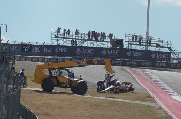 FORMULA 1 MSC CRUISES UNITED STATES GRAND PRIX 2025 18 10 2025, Circuit of The Americas, Austin, FORMULA 1 MSC CRUISES UNITED STATES GRAND PRIX 2025 , pictured race start , Max Verstappen NLD , Oracle Red Bull Racing takes the lead, Lando Norris GBR , McLaren F1 Team, Oscar Piastri AUS , Fernando Alonso ESP , Aston Martin Aramco Cognizant Formula One Team and Nico Hülkenberg DEU , Stake F1 Team Kick Sauber crash Lando Norris GBR , McLaren F1 Team has to park its car, which is later recovered by the track marshals nordphotoxGmbHx xBratic nph00250