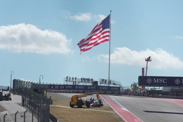 FORMULA 1 MSC CRUISES UNITED STATES GRAND PRIX 2025 18 10 2025, Circuit of The Americas, Austin, FORMULA 1 MSC CRUISES UNITED STATES GRAND PRIX 2025 , pictured race start , Max Verstappen NLD , Oracle Red Bull Racing takes the lead, Lando Norris GBR , McLaren F1 Team, Oscar Piastri AUS , Fernando Alonso ESP , Aston Martin Aramco Cognizant Formula One Team and Nico Hülkenberg DEU , Stake F1 Team Kick Sauber crash Lando Norris GBR , McLaren F1 Team has to park its car, which is later recovered by the track marshals nordphotoxGmbHx xBratic nph00250