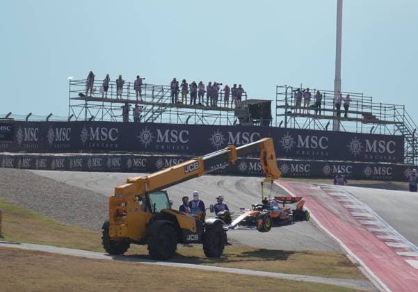 FORMULA 1 MSC CRUISES UNITED STATES GRAND PRIX 2025 18 10 2025, Circuit of The Americas, Austin, FORMULA 1 MSC CRUISES UNITED STATES GRAND PRIX 2025 , pictured race start , Max Verstappen NLD , Oracle Red Bull Racing takes the lead, Lando Norris GBR , McLaren F1 Team, Oscar Piastri AUS , Fernando Alonso ESP , Aston Martin Aramco Cognizant Formula One Team and Nico Hülkenberg DEU , Stake F1 Team Kick Sauber crash Lando Norris GBR , McLaren F1 Team has to park its car, which is later recovered by the track marshals nordphotoxGmbHx xBratic nph00250