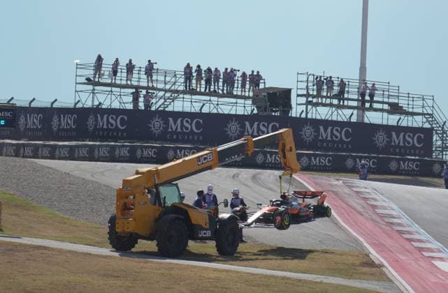 FORMULA 1 MSC CRUISES UNITED STATES GRAND PRIX 2025 18 10 2025, Circuit of The Americas, Austin, FORMULA 1 MSC CRUISES UNITED STATES GRAND PRIX 2025 , pictured race start , Max Verstappen NLD , Oracle Red Bull Racing takes the lead, Lando Norris GBR , McLaren F1 Team, Oscar Piastri AUS , Fernando Alonso ESP , Aston Martin Aramco Cognizant Formula One Team and Nico Hülkenberg DEU , Stake F1 Team Kick Sauber crash Lando Norris GBR , McLaren F1 Team has to park its car, which is later recovered by the track marshals nordphotoxGmbHx xBratic nph00250
