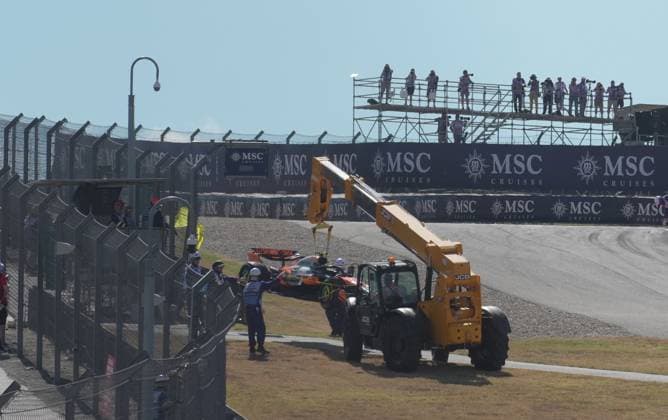 FORMULA 1 MSC CRUISES UNITED STATES GRAND PRIX 2025 18 10 2025, Circuit of The Americas, Austin, FORMULA 1 MSC CRUISES UNITED STATES GRAND PRIX 2025 , pictured race start , Max Verstappen NLD , Oracle Red Bull Racing takes the lead, Lando Norris GBR , McLaren F1 Team, Oscar Piastri AUS , Fernando Alonso ESP , Aston Martin Aramco Cognizant Formula One Team and Nico Hülkenberg DEU , Stake F1 Team Kick Sauber crash Lando Norris GBR , McLaren F1 Team has to park its car, which is later recovered by the track marshals nordphotoxGmbHx xBratic nph00250