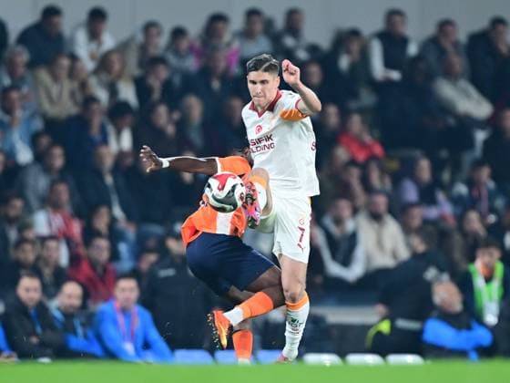 RAMS Basaksehir v Galatasaray - Turkish Super Lig ISTANBUL, TURKIYE - OCTOBER 18: Roland Sallai (R) of Galatasaray in action during Turkish Super Lig week 9 football match between RAMS Basaksehir and Galatasaray at Basaksehir Fatih Terim Stadium in Istanbul, Turkiye on October 18, 2025. Abdulhamid Hosbas Anadolu Istanbul Turkey. Editorial use only. Please get in touch for any other usage.  Copyright: x2025xAnadoluxAbdulhamidxHosbasx