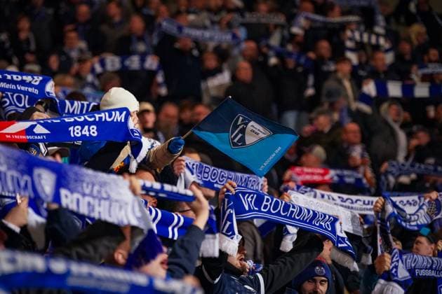 Germany Football 2 Bundesliga 2025 26, 9 Matchday VfL Bochum vs Hertha BSC Berlin Vonovia Ruhrstadion Bochum VfL Bochum fans celebrate home match atmosphere in the Ruhrpott under floodlights with blue and white scarves and chants Emotion, tradition, fan block, soccer passion, atmosphere, sport, Bundesliga, VfL Bochum, Hertha BSC Bochum North Rhine-Westphalia Germany Copyright: xJOERANxSTEINSIEKx