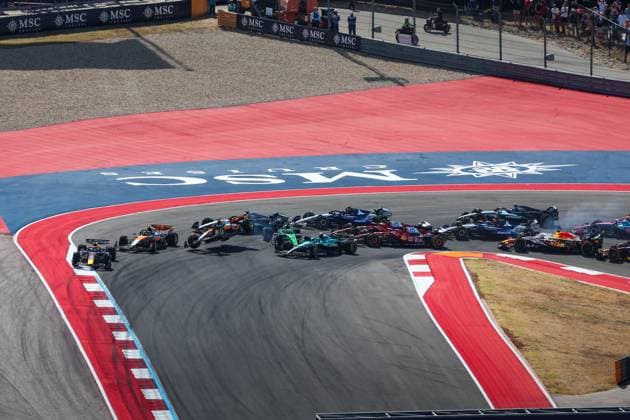 F1 - UNITED STATES GRAND PRIX 2025 start of the sprint race, depart, 01 VERSTAPPEN Max (nld), Red Bull Racing RB21, 04 NORRIS Lando (gbr), McLaren F1 Team MCL39, 81 PIASTRI Oscar (aus), McLaren F1 Team MCL39, 27 HULKENBERG Nico (ger), Stake F1 Team Kick C45, action crash, accident, during the 2025 Formula 1 United States Grand Prix, 19th round of the 2025 FIA Formula One World Championship, WM, Weltmeisterschaft from October 17 to 19, 2025 on the Circuit of the Americas, in Austin, Texas, United States of America - AustinUnited States Copyright: xANTONINxVINCENTx