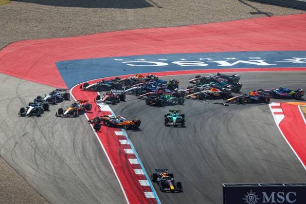 F1 - UNITED STATES GRAND PRIX 2025 start of the sprint race, depart, 01 VERSTAPPEN Max (nld), Red Bull Racing RB21, 04 NORRIS Lando (gbr), McLaren F1 Team MCL39, 81 PIASTRI Oscar (aus), McLaren F1 Team MCL39, 27 HULKENBERG Nico (ger), Stake F1 Team Kick C45, 14 ALONSO Fernando (spa), Aston Martin F1 Team AMR24, action crash, accident, during the 2025 Formula 1 United States Grand Prix, 19th round of the 2025 FIA Formula One World Championship, WM, Weltmeisterschaft from October 17 to 19, 2025 on the Circuit of the Americas, in Austin, Texas, United States of America - AustinUnited States  Copyright: xANTONINxVINCENTx