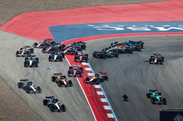 F1 - UNITED STATES GRAND PRIX 2025 start of the sprint race, depart, 01 VERSTAPPEN Max (nld), Red Bull Racing RB21, 04 NORRIS Lando (gbr), McLaren F1 Team MCL39, 81 PIASTRI Oscar (aus), McLaren F1 Team MCL39, 27 HULKENBERG Nico (ger), Stake F1 Team Kick C45, 14 ALONSO Fernando (spa), Aston Martin F1 Team AMR24, action crash, accident, during the 2025 Formula 1 United States Grand Prix, 19th round of the 2025 FIA Formula One World Championship, WM, Weltmeisterschaft from October 17 to 19, 2025 on the Circuit of the Americas, in Austin, Texas, United States of America - AustinUnited States  Copyright: xANTONINxVINCENTx