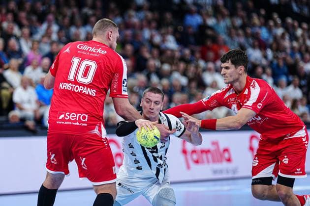 Dainis Kristopans MT Melsungen, 10 , Elias Ellefsen a Skipagotu THW Kiel, 71 , Nikolaj Enderleit MT Melsungen, 04 GER, THW Kiel vs MT Melsungen, Handball, 1 Bundesliga, Matchday 09, Season 2025 2026, 18 10 2025 GER, THW Kiel vs MT Melsungen, Handball, 1 Bundesliga, Matchday 09, Season 2025 2026, 18 10 2025 Kiel Copyright: xEibner-Pressefoto MarcelxvonxFehrnx EP_MFN