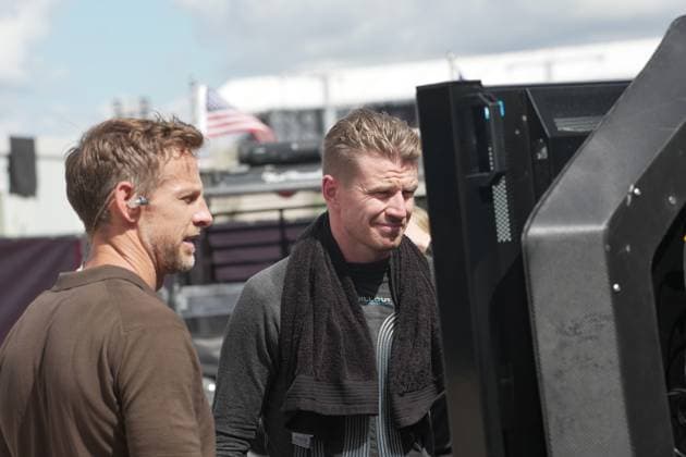 FORMULA 1 MSC CRUISES UNITED STATES GRAND PRIX 2025 18 10 2025, Circuit of The Americas, Austin, FORMULA 1 MSC CRUISES UNITED STATES GRAND PRIX 2025 , pictured Nico Hülkenberg DEU , Stake F1 Team Kick Sauber watches his accident on screen with Sky England pundit Jenson Button nordphotoxGmbHx xBratic nph00250