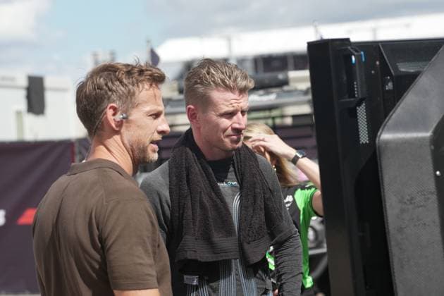 FORMULA 1 MSC CRUISES UNITED STATES GRAND PRIX 2025 18 10 2025, Circuit of The Americas, Austin, FORMULA 1 MSC CRUISES UNITED STATES GRAND PRIX 2025 , pictured Nico Hülkenberg DEU , Stake F1 Team Kick Sauber watches his accident on screen with Sky England pundit Jenson Button nordphotoxGmbHx xBratic nph00250