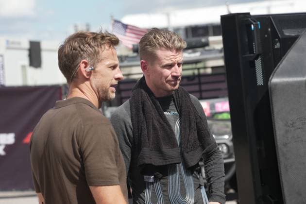 FORMULA 1 MSC CRUISES UNITED STATES GRAND PRIX 2025 18 10 2025, Circuit of The Americas, Austin, FORMULA 1 MSC CRUISES UNITED STATES GRAND PRIX 2025 , pictured Nico Hülkenberg DEU , Stake F1 Team Kick Sauber watches his accident on screen with Sky England pundit Jenson Button nordphotoxGmbHx xBratic nph00250