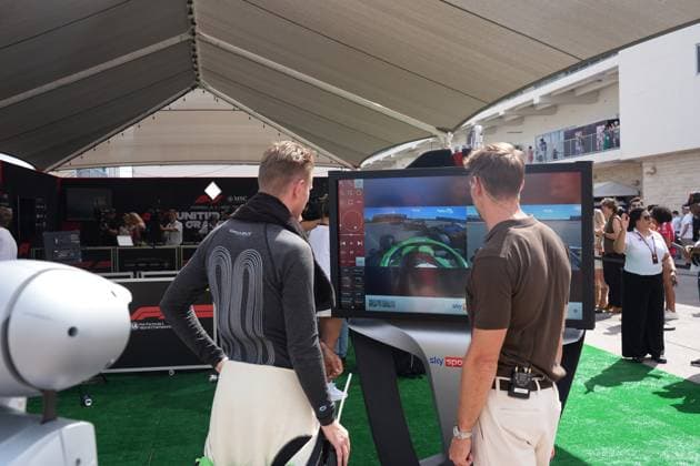 FORMULA 1 MSC CRUISES UNITED STATES GRAND PRIX 2025 18 10 2025, Circuit of The Americas, Austin, FORMULA 1 MSC CRUISES UNITED STATES GRAND PRIX 2025 , pictured Nico Hülkenberg DEU , Stake F1 Team Kick Sauber watches his accident on screen with Sky England pundit Jenson Button nordphotoxGmbHx xBratic nph00250