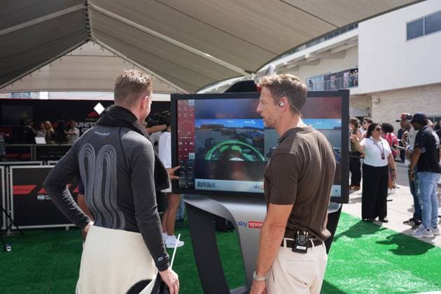 FORMULA 1 MSC CRUISES UNITED STATES GRAND PRIX 2025 18 10 2025, Circuit of The Americas, Austin, FORMULA 1 MSC CRUISES UNITED STATES GRAND PRIX 2025 , pictured Nico Hülkenberg DEU , Stake F1 Team Kick Sauber watches his accident on screen with Sky England pundit Jenson Button nordphotoxGmbHx xBratic nph00250