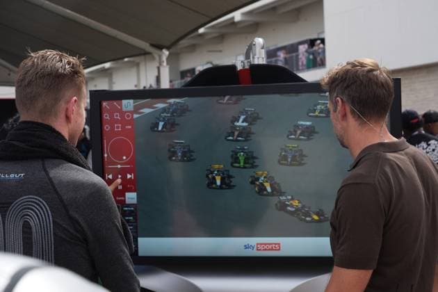 FORMULA 1 MSC CRUISES UNITED STATES GRAND PRIX 2025 18 10 2025, Circuit of The Americas, Austin, FORMULA 1 MSC CRUISES UNITED STATES GRAND PRIX 2025 , pictured Nico Hülkenberg DEU , Stake F1 Team Kick Sauber watches his accident on screen with Sky England pundit Jenson Button nordphotoxGmbHx xBratic nph00250