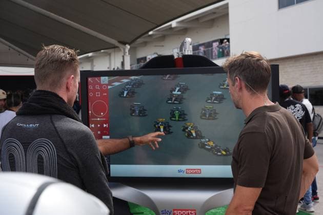 FORMULA 1 MSC CRUISES UNITED STATES GRAND PRIX 2025 18 10 2025, Circuit of The Americas, Austin, FORMULA 1 MSC CRUISES UNITED STATES GRAND PRIX 2025 , pictured Nico Hülkenberg DEU , Stake F1 Team Kick Sauber watches his accident on screen with Sky England pundit Jenson Button nordphotoxGmbHx xBratic nph00250