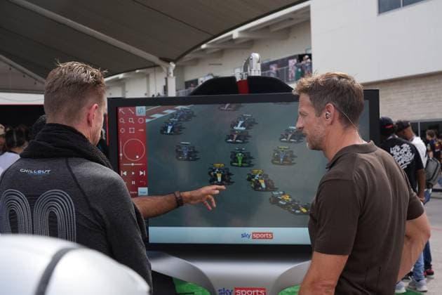 FORMULA 1 MSC CRUISES UNITED STATES GRAND PRIX 2025 18 10 2025, Circuit of The Americas, Austin, FORMULA 1 MSC CRUISES UNITED STATES GRAND PRIX 2025 , pictured Nico Hülkenberg DEU , Stake F1 Team Kick Sauber watches his accident on screen with Sky England pundit Jenson Button nordphotoxGmbHx xBratic nph00250