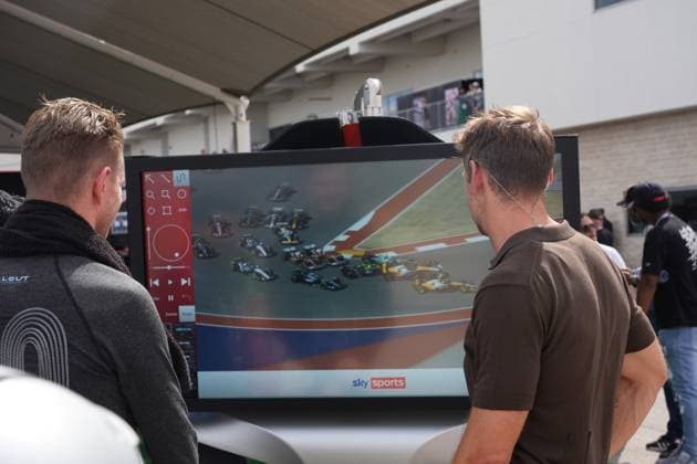 FORMULA 1 MSC CRUISES UNITED STATES GRAND PRIX 2025 18 10 2025, Circuit of The Americas, Austin, FORMULA 1 MSC CRUISES UNITED STATES GRAND PRIX 2025 , pictured Nico Hülkenberg DEU , Stake F1 Team Kick Sauber watches his accident on screen with Sky England pundit Jenson Button nordphotoxGmbHx xBratic nph00250