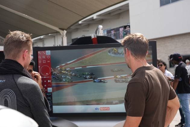 FORMULA 1 MSC CRUISES UNITED STATES GRAND PRIX 2025 18 10 2025, Circuit of The Americas, Austin, FORMULA 1 MSC CRUISES UNITED STATES GRAND PRIX 2025 , pictured Nico Hülkenberg DEU , Stake F1 Team Kick Sauber watches his accident on screen with Sky England pundit Jenson Button nordphotoxGmbHx xBratic nph00250