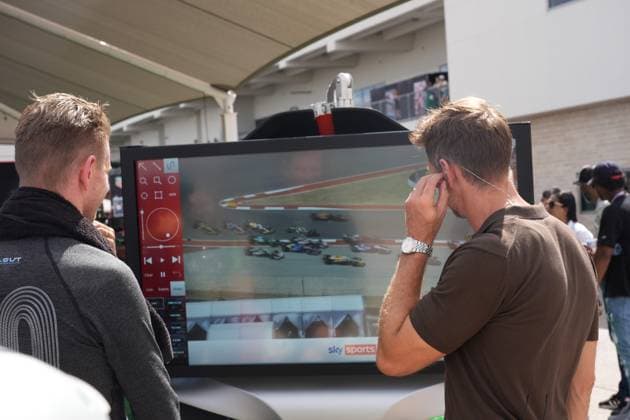 FORMULA 1 MSC CRUISES UNITED STATES GRAND PRIX 2025 18 10 2025, Circuit of The Americas, Austin, FORMULA 1 MSC CRUISES UNITED STATES GRAND PRIX 2025 , pictured Nico Hülkenberg DEU , Stake F1 Team Kick Sauber watches his accident on screen with Sky England pundit Jenson Button nordphotoxGmbHx xBratic nph00250