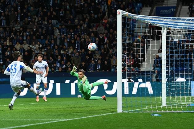 Soccer 2 Bundesliga 9 Matchday VfL Bochum Hertha BSC Berlin on 18 10 2025 at Vonovia Ruhrstadion in Bochum Goal to 1 0 by an own goal by Michal Karbownik Berlin DFL regulations prohibit any use of photographs as image sequences and or quasi video xRx