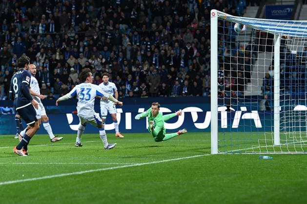 Soccer 2 Bundesliga 9 Matchday VfL Bochum Hertha BSC Berlin on 18 10 2025 at Vonovia Ruhrstadion in Bochum Goal to 1 0 by an own goal by Michal Karbownik Berlin DFL regulations prohibit any use of photographs as image sequences and or quasi video xRx