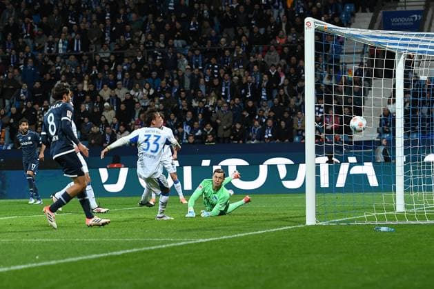 Soccer 2 Bundesliga 9 Matchday VfL Bochum Hertha BSC Berlin on 18 10 2025 at Vonovia Ruhrstadion in Bochum Goal to 1 0 by an own goal by Michal Karbownik Berlin DFL regulations prohibit any use of photographs as image sequences and or quasi video xRx