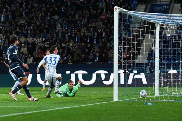 Soccer 2 Bundesliga 9 Matchday VfL Bochum Hertha BSC Berlin on 18 10 2025 at Vonovia Ruhrstadion in Bochum Goal to 1 0 by an own goal by Michal Karbownik Berlin DFL regulations prohibit any use of photographs as image sequences and or quasi video xRx