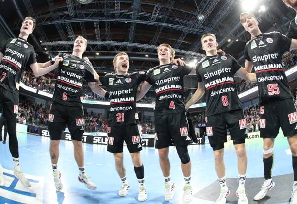 18 10 2025 Handball 1 Bundesliga DAIKIN HBL Season 2025 2026 09 Matchday HC Erlangen Metropolregion Nuremberg HCE HSG Wetzlar DaMa xdaxmax Cheering Joy after the end of the match Team HCE Team is happy Joy