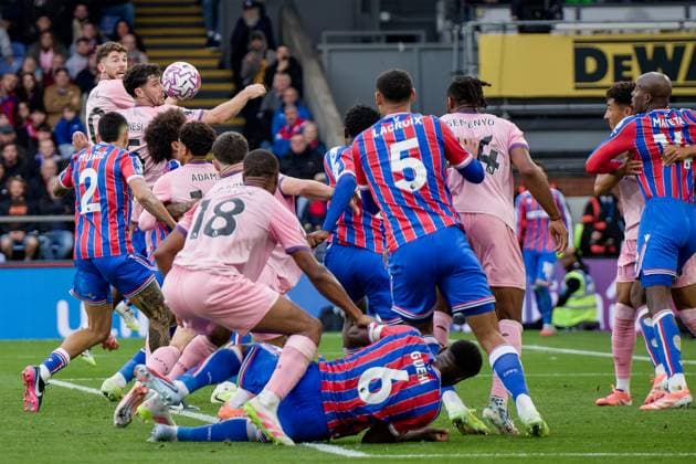LONDON, ENGLAND - OCTOBER 18: Players of Crystal Palace and Bournemouth in action during the Premier League match between Crystal Palace and Bournemouth at Selhurst Park on October 18, 2025 in London, England. SPO 