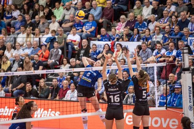 Eleanor Holthaus Allianz MTV Stuttgart, 08 vs Karmena Struka Ladies in Black Aachen, 16 and Corina Glaab Ladies in Black Aachen, 05 GER, Allianz MTV Stuttgart Ladies in Black Aachen, Volleyball Bundesliga, VBL, 2025 2026 season, 18 10 2025 GER, Allianz MTV Stuttgart Ladies in Black Aachen, Volleyball Bundesliga, VBL, 2025 2026 season, 18 10 2025 Stuttgart Copyright: xSandyxDinkelackerx EP_SDR