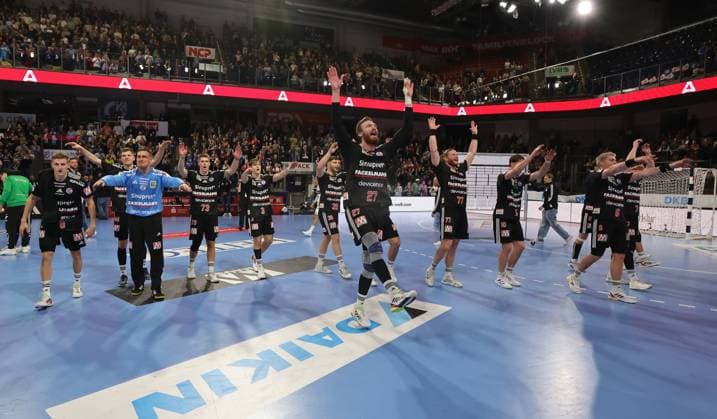 18 10 2025 Handball 1 Bundesliga DAIKIN HBL Season 2025 2026 09 Matchday HC Erlangen Metropolregion Nuremberg HCE HSG Wetzlar DaMa xdaxmax Cheering Joy after the end of the match Team HCE team with cheering chain Cheering wave