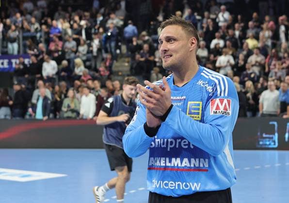 18 10 2025 Handball 1 Bundesliga DAIKIN HBL Season 2025 2026 09 Matchday HC Erlangen Metropolregion Nuremberg HCE HSG Wetzlar DaMa xdaxmax Cheers of joy after the end of the match Dario Quenstedt 1, HC Erlangen HCE applauds clapping his hands