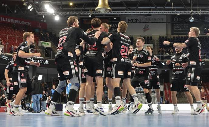 18 10 2025 Handball 1 Bundesliga DAIKIN HBL Season 2025 2026 09 Matchday HC Erlangen Metropolregion Nuremberg HCE HSG Wetzlar DaMa xdaxmax Cheers Joy after the end of the match HCE team celebrates joy rejoices joy cheers