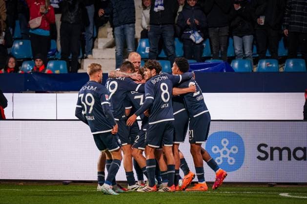 Germany Soccer 2 Bundesliga 2025 26, 9 Matchday VfL Bochum vs Hertha BSC Berlin Vonovia Ruhrstadion Bochum Goal and goal celebration for 1 0 through an own goal by MichaÅ Karbownik Michal Karbownik Hertha BSC, 33 after a cross by Gerrit Holtmann VfL Bochum, 17 Joy, emotions, jubilation Bochum North Rhine-Westphalia Germany Copyright: xJOERANxSTEINSIEKx