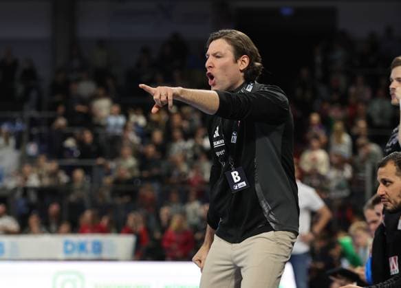 18 10 2025 Handball 1 Bundesliga DAIKIN HBL Season 2025 2026 09 Matchday HC Erlangen Metropolregion Nürnberg HCE HSG Wetzlar DaMa xdaxmax Johannes Sellin Coach HC Erlangen HCE indicates gestures directs gives instructions