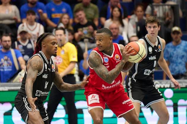 Cobe Williams Bamberg, 24 , Charles Callison MBC, 23 , Richard Balint Bamberg, 11 , Syntainics MBC vs Bamberg Baskets, BBL Cup Round of 16, Season 2025 26, Basketball, Men, 18 10 2025 Weissenfels Stadthalle Sachsen Anhalt Germany