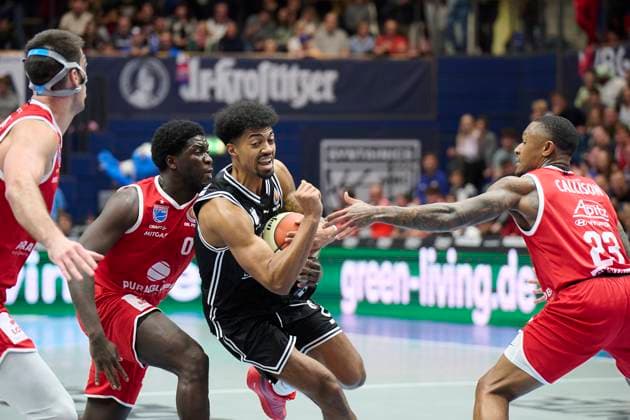 Jure Planinic MBC, 44 , Khyri Thomas MBC, 0 , Ibrahim Watson Boye Bamberg, 2 , Charles Callison MBC, 23 , Syntainics MBC vs Bamberg Baskets, BBL Pokal Round of 16, Season 2025 26, Basketball, Men, 18 10 2025 Weissenfels Stadthalle Sachsen Anhalt Germany