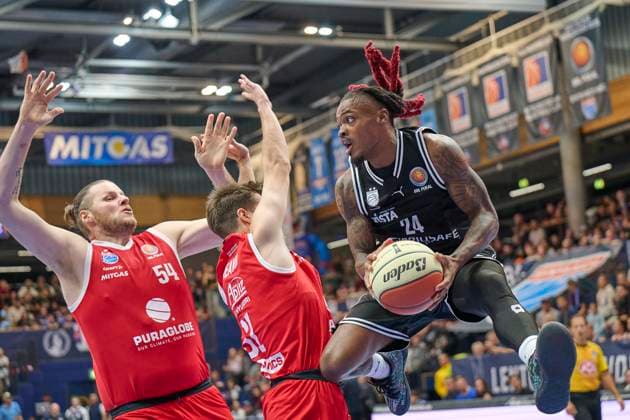 John Bryant MBC, 54 , Spencer Reaves MBC, 31 , Cobe Williams Bamberg, 24 , Syntainics MBC vs Bamberg Baskets, BBL Pokal Round of 16, Season 2025 26, Basketball, Men, 18 10 2025 Weissenfels Stadthalle Sachsen Anhalt Germany