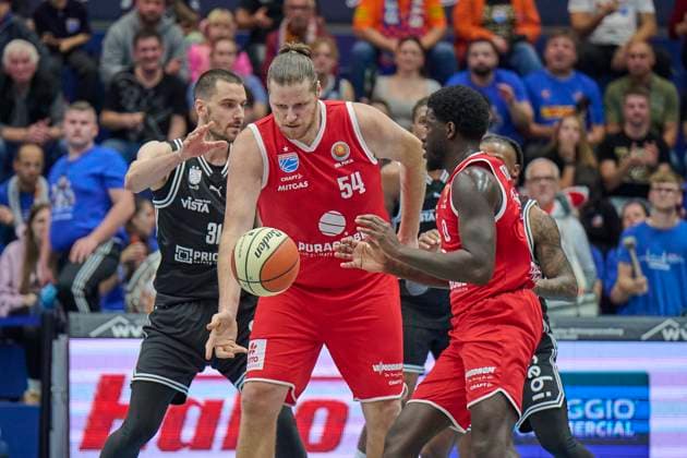 Daniel Keppeler Bamberg, 31 , John Bryant MBC, 54 , Khyri Thomas MBC, 0 , Syntainics MBC vs Bamberg Baskets, BBL Cup Round of 16, Season 2025 26, Basketball, Men, 18 10 2025 Weissenfels Stadthalle Sachsen Anhalt Germany